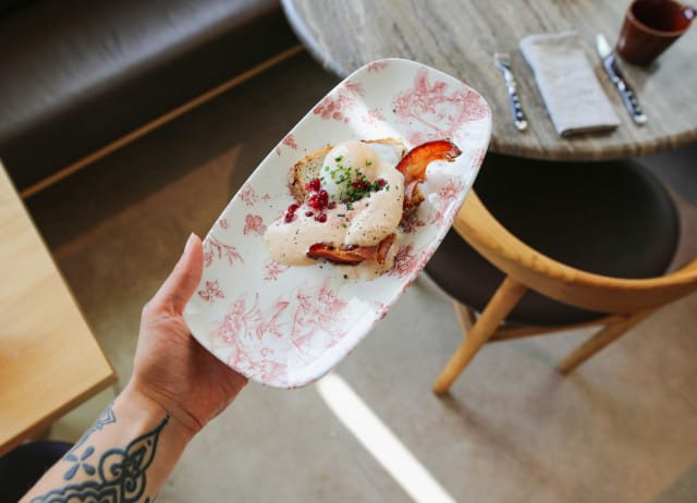 Lähituotetut raaka-aineet, omavarainen puutarhakasvatus sekä ekologisuus näkyvät Smaku-annoksissa.