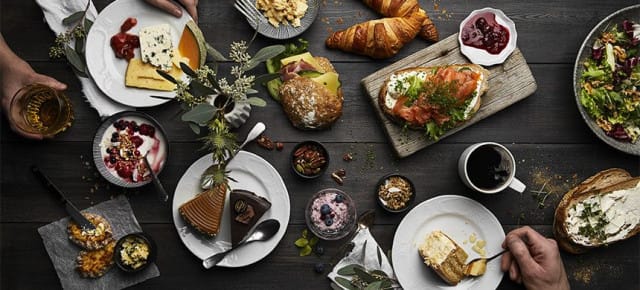 Fazerin brunssilla pääsee nauttimaan ihanista kakuista.