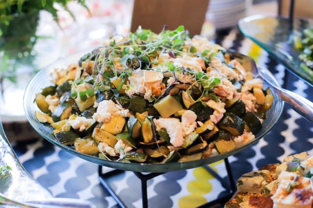 Furun brunssilla on tarjolla laaja kattaus erilaisia brunssiruokia, kuten salaatteja.