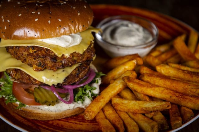 Pancho Villan jättivegehampurilainen lähtee pian mukaasi kympillä.