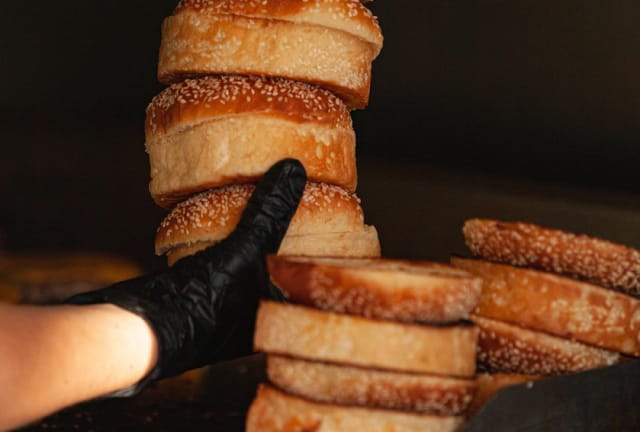 Bitesin burgerisämpylät leivotaan itse.