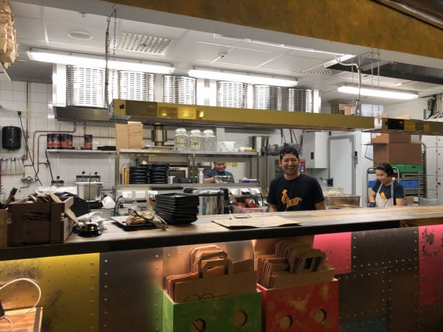 Ravintolan keittiössä ja salissa on hyvä tekemisen meininki.