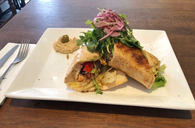 Rapeaksi grillattu Combo Roll kätkee sisäänsä herkullisia makuja.