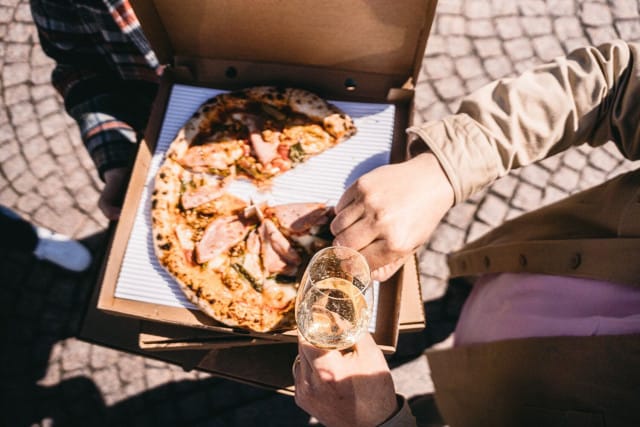 Vin-Vin ja Story edustivat kesällä Kasarmitorilla.