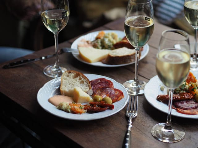 Bulevardille kannattaa lähteä nautiskelemaan kauempaakin.