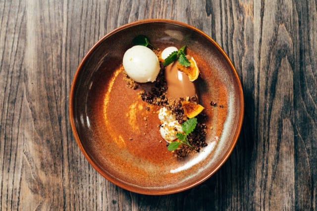 Emon ruokalista elää sesonkien mukaisesti, kotimaisia sekä pohjoismaisia pientuottajia kunnioittaen.