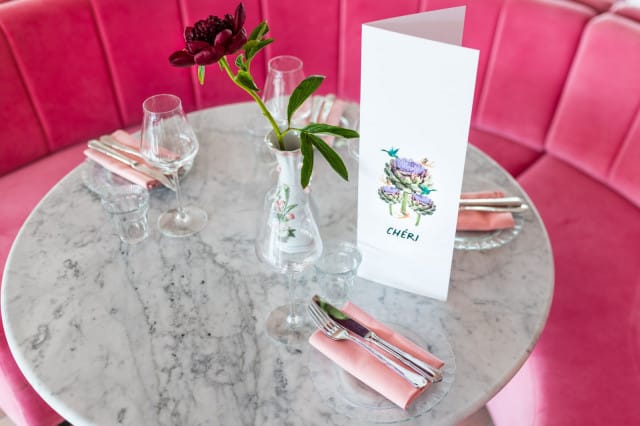 Chérissä maailmaa katsotaan vaaleanpunaisten linssien läpi.