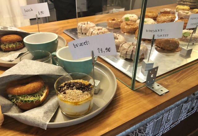 Vegaanikahvila Round avasi uuden toimipisteen Kallioon.