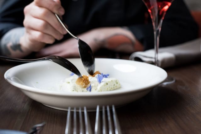 Keittiömestarit Antti Asujamaa ja Markus Murtovaara ovat luoneet Ragun ruokalistan italialaisesta ruokaperinteestä ammentaen ja skandinaavisia raaka-aineita kunnioittaen.