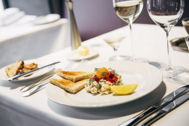 Vinkkeli-nimi viittaa liiketilan sijaintiin Kaartinkaupunginosan historiallisessa kulmakiinteistössä.