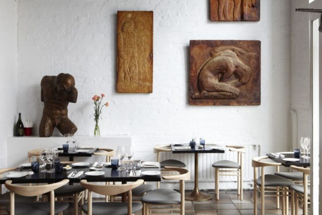 Ravintola Ateljé Finnen nimi juontaa kuvanveistäjä Gunnar Finnestä (1886-1952), joka piti aikanaan samaa tilaa ateljeenaan.