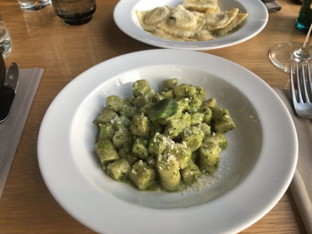 Gnocchit tarjoillaan itse tehdyn tuorepeston kera.