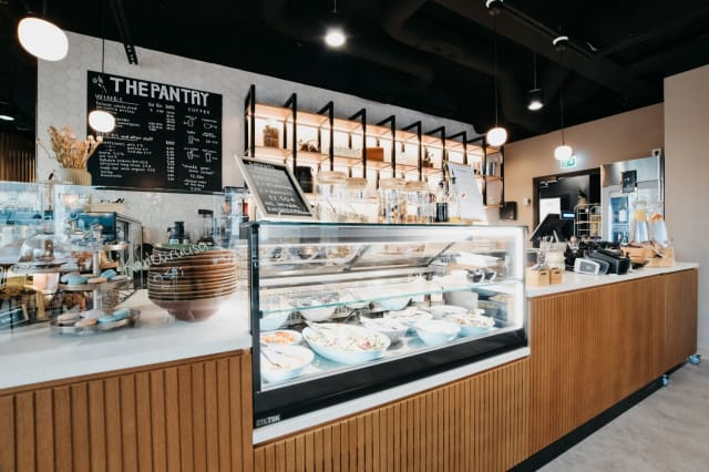 The Pantry Coffee & Wine tarjoaa niin vitriinituotteita, salaattiaterioita kuin kuumia ja kylmiä juomia.