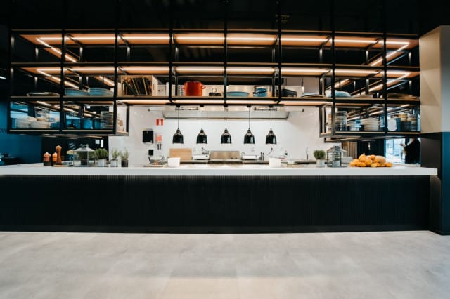 Ison avokeittiön ansiosta asiakkaat pääsevät seuraamaan lounaan valmistumista.