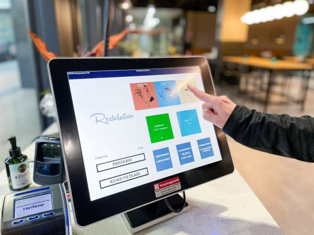 Itsepalvelukassa on sekä turvallisuutta lisäävä että lounaan tilausta nopeuttava tekijä.