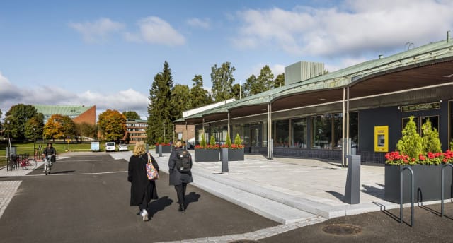 Olut- ja wiskihuone Vesiheinä sijaitsee paraatipaikalla Otaniemessä.