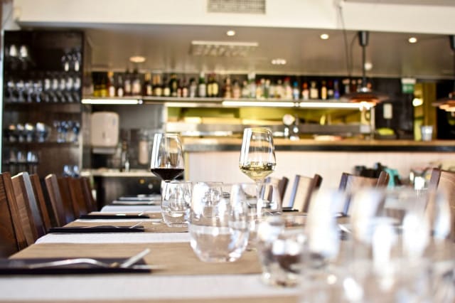 Merimakasiinissa nautitaan isänpäivästä merellisissä maisemissa.