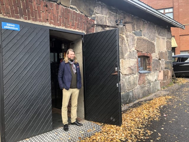 Kai Kilpinen viskikellarin edustalla.