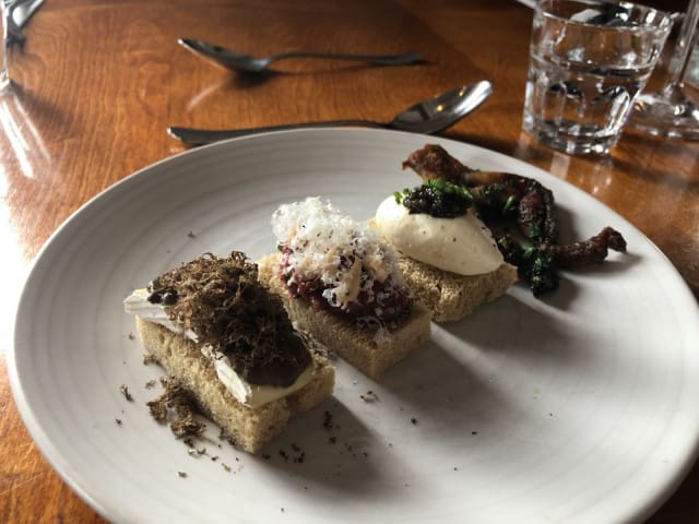 Pieni lajitelma Tislaamon alkupaloja.