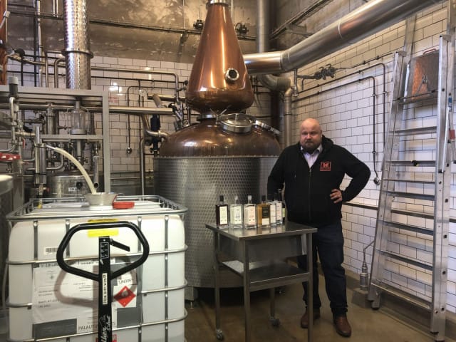 Tislaamolla pääsee tutustumaan myös ginin teon saloihin. Kuvassa tislaamomestari Mikko Mykkänen.