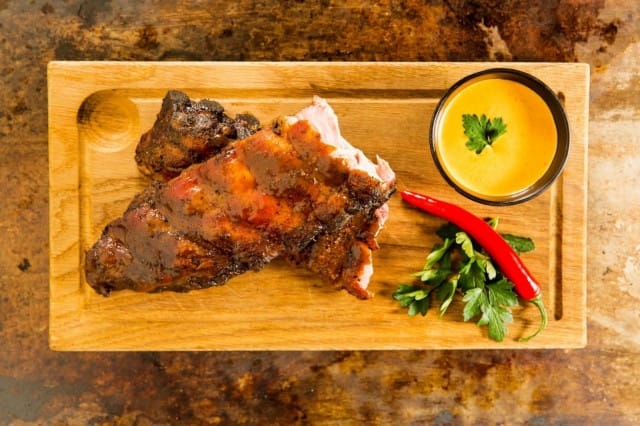 Yksi 3. Linjan kympin annoksista on tuhti satsi ribsejä.