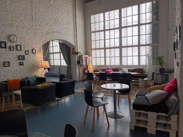 Ravintola Veturitallit on käymisen arvoinen paikka ja pelkän miljöönsä puolesta.