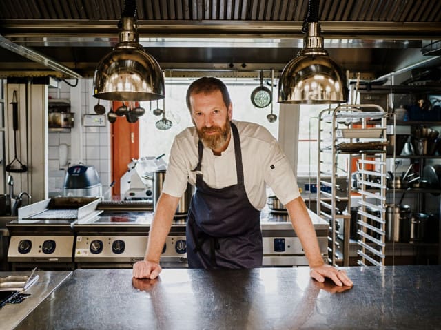 Lukas Hemnell tiimeineen haluaa tarjota asiakkaille kokonaisvaltaisia elämyksiä.