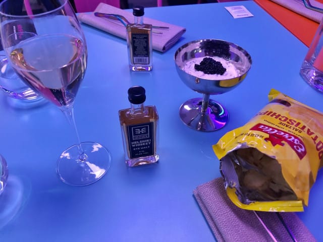 Sipsia, kaviaaridippiä ja skumppaa. Näistä on hyvä lähteä liikkeelle.