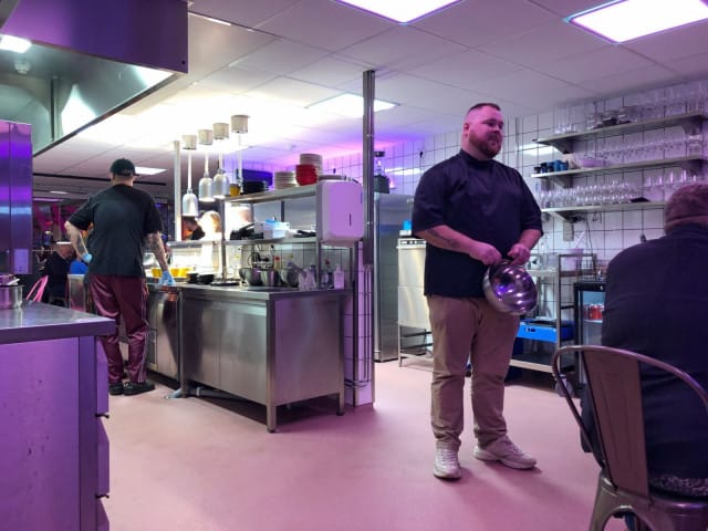 Tässä ravintolassa keittiössä syöminen saa ihan uuden merkityksen.