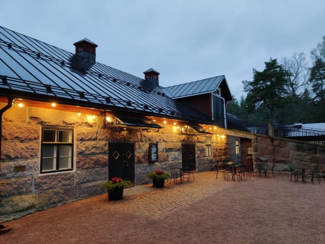 Wohls Gårdista löytyy paljon erilaisia juhlatiloja, kuten tämä tunnelmallinen kivinavetta.