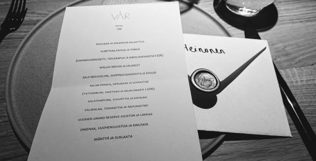 Saapuessa pöydällä oli sinetöity menukuori odottamassa