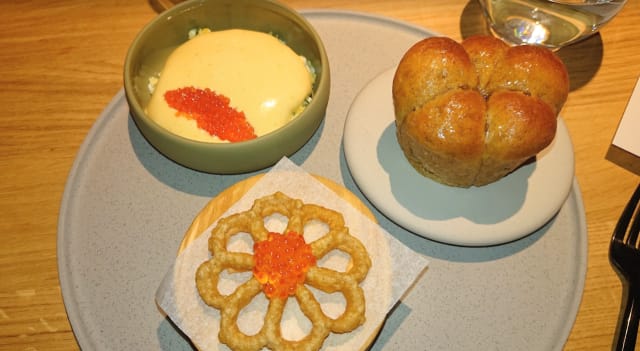 Mallasbriossi, hollandeise kastike munavoilla ja mädillä ja rosetti