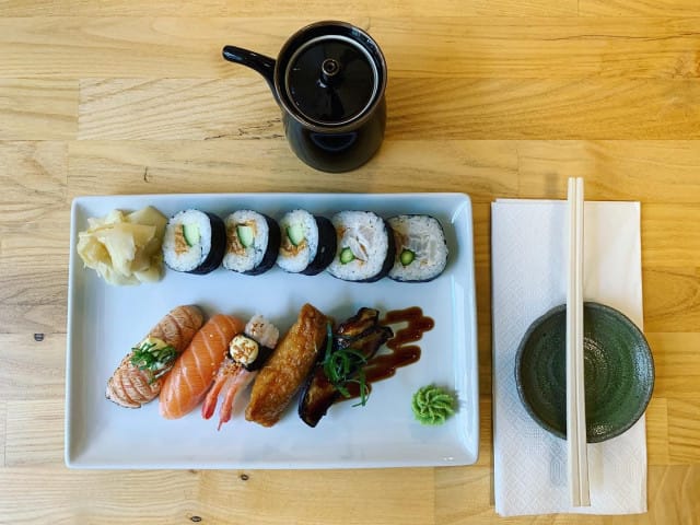 Pieni Minato Sushi palvelee Hietalahdessa.