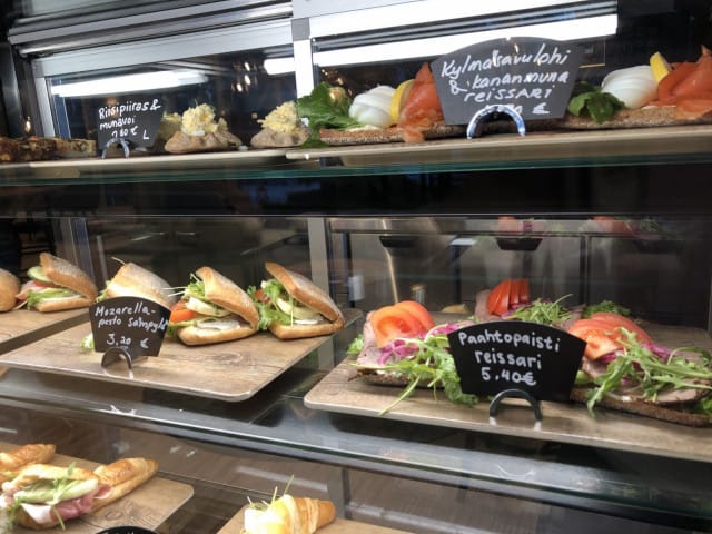 Kahvilasta voi napata matkaan myös työ- tai koulueväät.