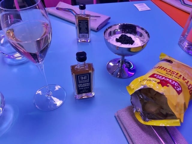 Burgerimiehen uutuusmestassa ilta aloitetaan sipsillä ja kaviaaridipillä.