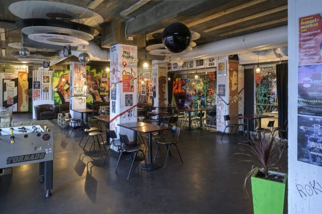 Tämä tässä on Elmun baari. Olisitko tunnistanut?