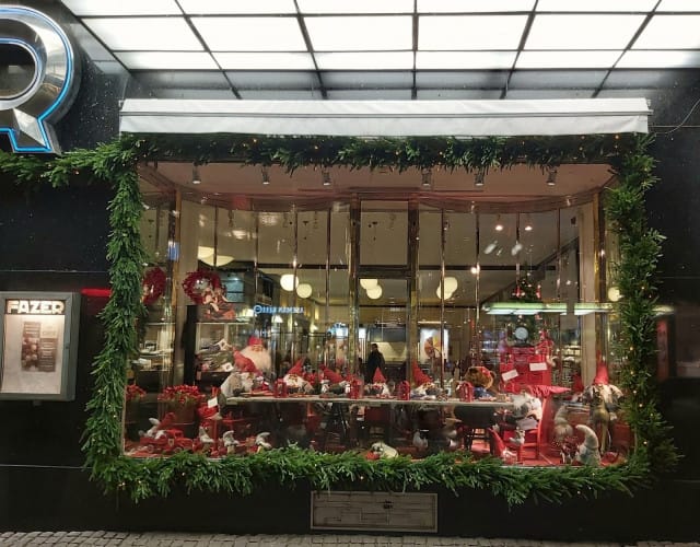 2. Mikäköhän kahvila on koristanut ikkunansa näin upeasti?