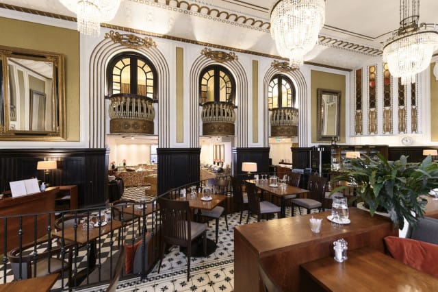 5. Minkähän hotellin ruokasali on näin loistelias?