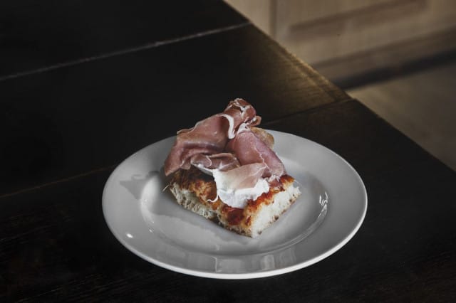 Roomalainen levypizza on pinnalta rapea ja sisältä ilmava.