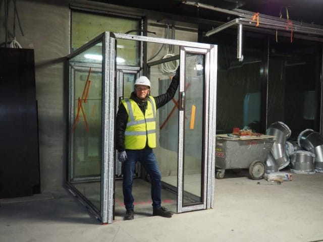 Sauli Kemppainen tulevan ravintolansa ovella.