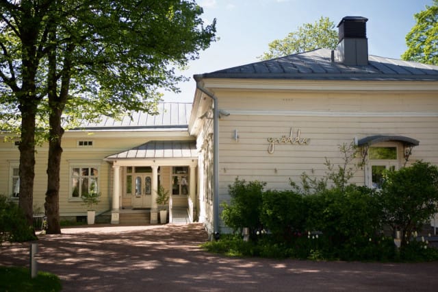 Grädda sijaitsee historiallisessa puutalossa.