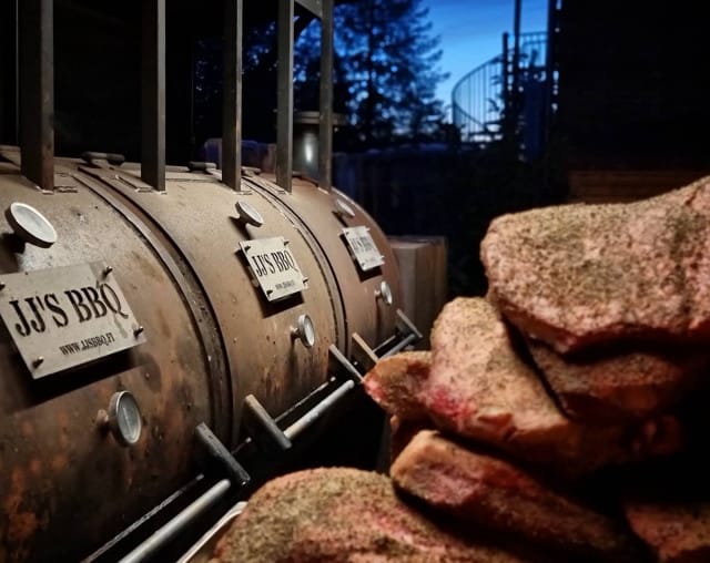 Jos tämä näky hivelee silmiäsi, kannattaa ottaa JJ's BBQ seurantaan.