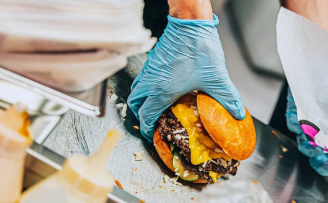 Naughty BRGR:n perustaja Akseli Herlevi haluaa rakentaa työllisyyttä ja hyvinvointia Suomeen.