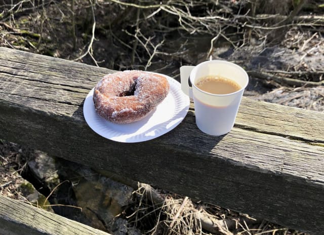 Munkkeja voi nauttia koronaturvallisesti ulkona.