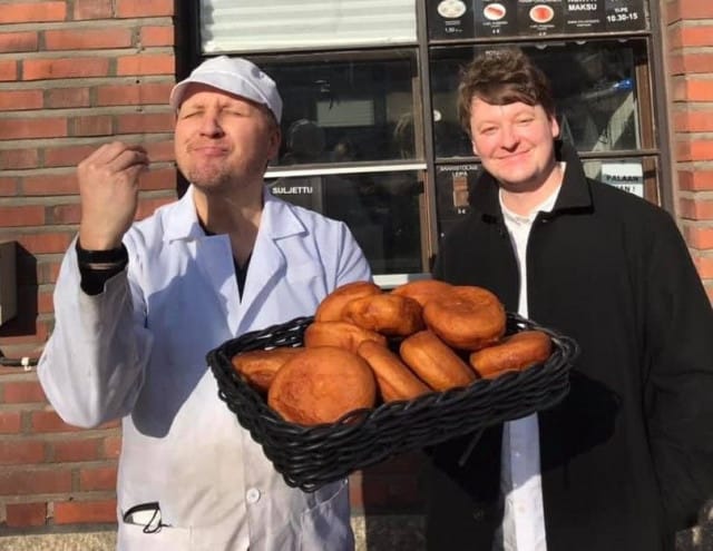 Pekka Väyrynen ja huippukokki Kalle Tanner mitä mainioimpien lihapiirakoiden äärellä.