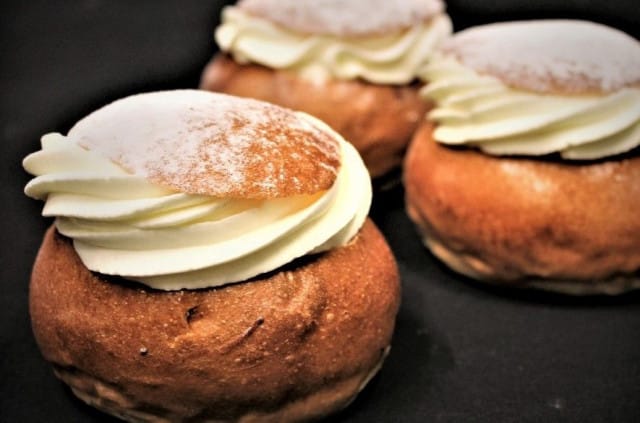 Oululaisessa laskiaispullassa maistuu lakka.