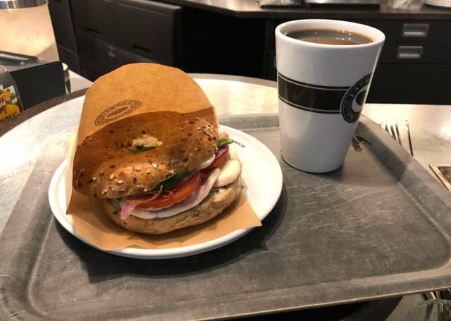 Täytetty bagel taltuttaa kevyemmän lounasnälän.