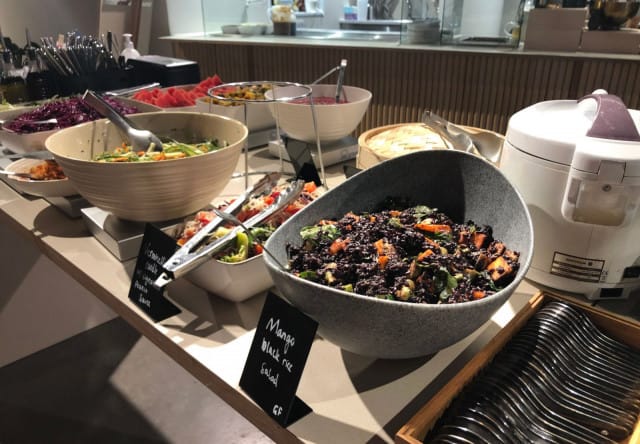 Runsas lounaspöytä on tarjolla aina kello 15 saakka.