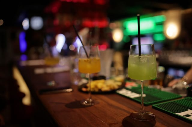 Juomalistalta löytyy myös talon omia cocktaileja.