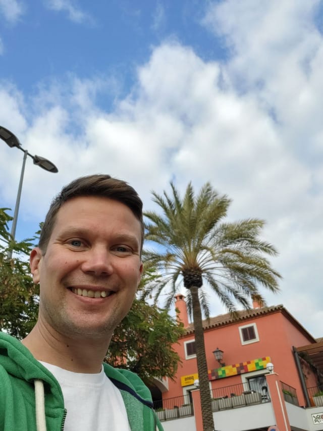 Samsung Galaxy S21 FE 5G:n selfiekamera pelittää hyvin. Kuvassa ei ole käytetty mitään filtteriä.